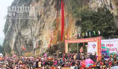 Hàng ngàn người tham gia lễ hội hang Bua