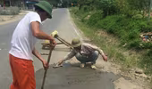 Vụ người dân tự lấp "ổ voi" trên quốc lộ: Hành vi tốt nhưng làm hỏng kết cấu đường?