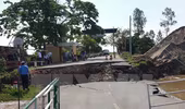Sạt lở nghiêm trọng, đường dẫn cầu phao sông Hóa tụt xuống lòng sông