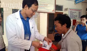 Đoàn bác sỹ trẻ vào "rốn lũ" Hương Khê trao quà, khám bệnh, phát thuốc miễn phí cho người dân