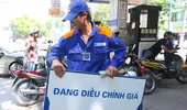 Xăng bất ngờ tăng giá thêm gần 2.000 đồng/lít
