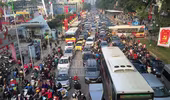 Hà Nội cận Tết: Mọi nẻo đường đều tắc kẹt 