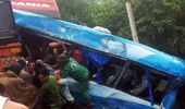 Xe chở 12 người đi ăn cưới lao xuống vực