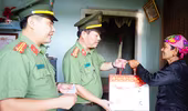  Công an Hà Nội trao tặng 2 tỷ đồng cho bà con tại rốn lũ Quảng Bình