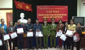 Tuổi trẻ phòng CSKT trao quà cho các gia đình có hoàn cảnh khó khăn