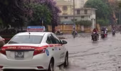 Mưa lớn ảnh hưởng đến giao thông ở một số khu vực nội thành 
