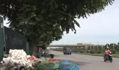 Rác, vật liệu xây dựng "bao vây" đại lộ Thăng Long