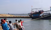 Liên tiếp 2 tàu câu cá ngừ mắc cạn tại cửa biển