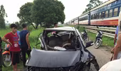 Xe ô tô Vios bị tàu hỏa đâm nát, lái xe bị thương