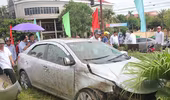 Va chạm với xe máy, xe ô tô "phi" lên vòng xuyến cày nát cây cảnh