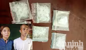 Kiểm tra hành chính đôi nam nữ, lòi ra 6 gói bột nghi là ma túy