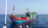 Cứu hộ 19 thuyền viên trên tàu cá chết máy