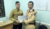 CSGT trao trả lại nam sinh viên chiếc balo đánh rơi chứa tài sản giá trị