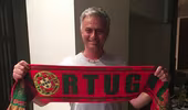 Mặc đồ ngủ, HLV Mourinho hí hửng chúc mừng Bồ Đào Nha