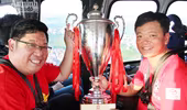 Cận cảnh màn rước cúp có-một-không-hai tặng CLB về nhì Hải Phòng
