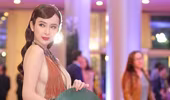 "Sốc" với trang phục "hở bạo" của Angela Phương Trinh trên thảm đỏ