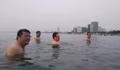 Đà Nẵng: Lãnh đạo Sở chăm tắm biển để dẹp tin đồn ô nhiễm
