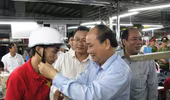 Phó Thủ tướng Nguyễn Xuân Phúc tặng 2.000 mũ bảo hiểm cho công nhân