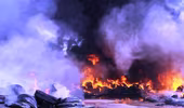 Hỏa hoạn lớn thiêu rụi kho phế liệu ở Bình Dương