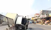 Cả gia đình gào thét kêu cứu trong xe tải lật vắt ngang dải phân cách