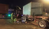 Xe máy kẹp 3 đâm vào hông container, 2 người chết