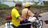CSGT dùng xe đặc chủng đưa nam sinh bị tai nạn giao thông đi cấp cứu