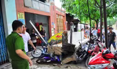 Sập ô văng nặng 4 tấn, nhiều người thoát chết
