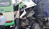  Tài xế bò ra từ cabin xe tải nát bét sau va chạm