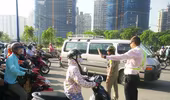 Ông Tây bất lực khi điều tiết giao thông giờ cao điểm ở TP.HCM