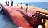 Sà lan bị tàu biển đâm chìm, một người mất tích