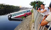 Ô tô khách mất lái "cắm đầu" xuống kênh