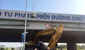 Xe đầu kéo húc vỡ gầm cầu vượt cao tốc