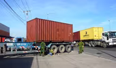 Người đàn ông tử vong thương tâm dưới bánh xe container