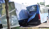 Container xuống dốc cầu tông trúng xe buýt chuẩn bị trả khách