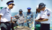 Cảnh sát biển bắt quả tang 2 tàu sang mạn dầu trái phép
