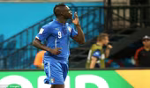 Balotelli lại gây sốc khi muốn được hôn… Nữ hoàng Anh