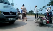 Va chạm với ôtô đi từ ngõ ra, một thanh niên nguy kịch