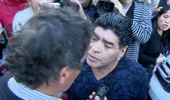 Diego Maradona lại gây sự với báo chí, tát vào mặt phóng viên