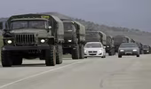 Hàng trăm xe quân sự ầm ầm tiến vào Crimea là của Nga?