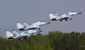 Máy bay chiến đấu Su-27, MiG-29 và xe tăng Nga ồ ạt đổ về Crimea