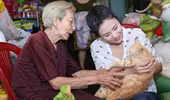 Hoa hậu Ngọc Hân thăm bà cụ sống neo đơn cưu mang chó mèo bị bỏ rơi