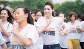 Á hậu Tú Anh thi chạy kết nối tuổi trẻ Việt