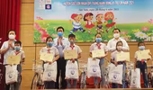 Trao quà tặng trẻ em có hoàn cảnh đặc biệt tại huyện Sóc Sơn 