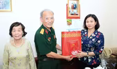 Phó Bí thư Thường trực Thành ủy Nguyễn Thị Tuyến thăm, tặng quà các thương binh, bệnh binh 