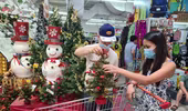 Thị trường quà tặng rộn ràng chờ khách dịp Noel
