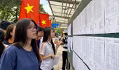 Thí sinh hồi hộp chờ điểm chuẩn đại học