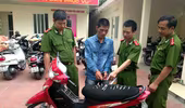 Vừa trộm cắp xe máy, va ngay phải taxi và bị bắt