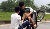 Bốc đầu xe máy rồi khoe khoang trên mạng xã hội 