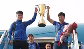 Tuyển Việt Nam rước cúp về nước trong sự chào đón của người hâm mộ
