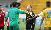Xì xào chuyện chọn Còi vàng V-League 2013